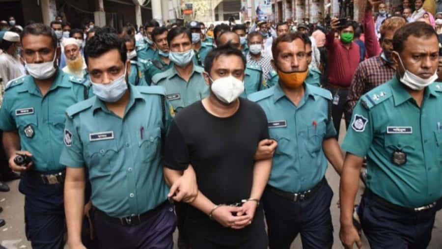 ইরফান সেলিমের জামিনের জন্য আদালত থেকে বের হচ্ছেন তিনি. Channel i News - চ্যানেল আই নিউজ