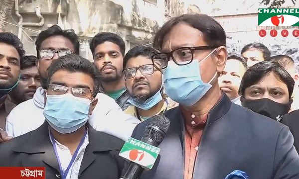 বিএনপি নেতাদের বের করে দেওয়ার অভিযোগে সাংবাদিকদের সঙ্গে কথা বলছেন একজন নেতা. Channel i News - চ্যানেল আই নিউজ
