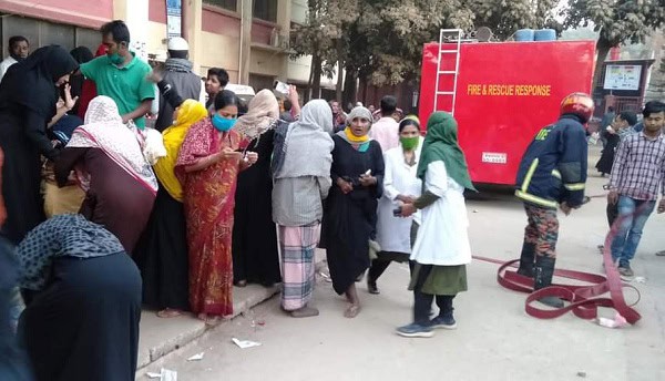 অগ্নিকাণ্ডের ঘটনায় রোগীরা ও স্বজনরা হাসপাতালে অপেক্ষা করছেন. Channel i News - চ্যানেল আই নিউজ