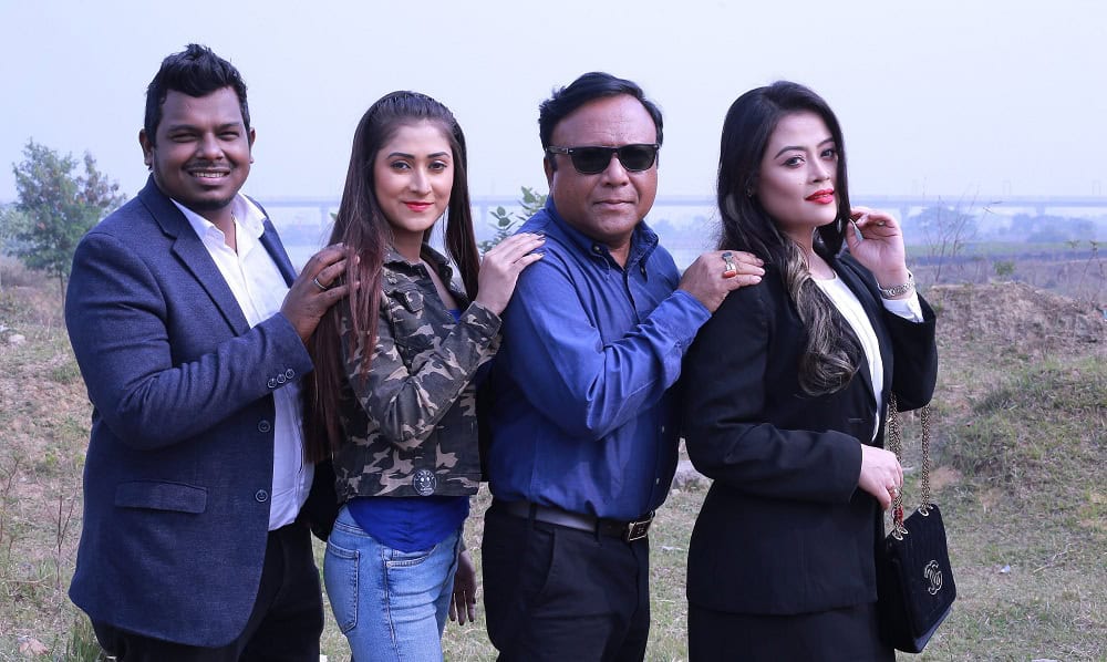 নাটক 'কর্পোরেট গার্লস' এর শুটিং দলের ছবি, চারজন অভিনেতা ও নির্মাতা. Channel i News - চ্যানেল আই নিউজ