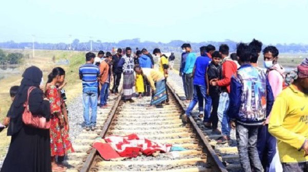 শিক্ষার্থীদের মরদেহ উদ্ধার, রেললাইনের পাশে জমা. Channel i News - চ্যানেল আই নিউজ