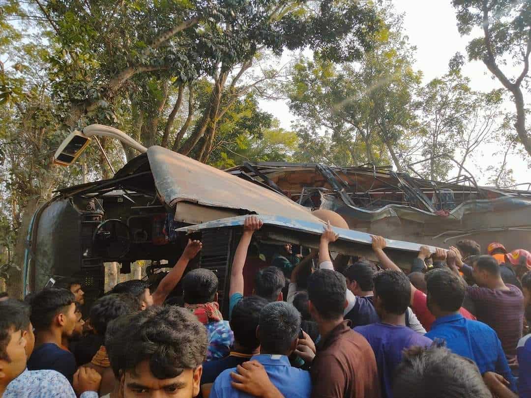 ঝিনাইদহে বাস ও ট্রাকের সংঘর্ষের পর উদ্ধার কাজ চলছে. Channel i News - চ্যানেল আই নিউজ