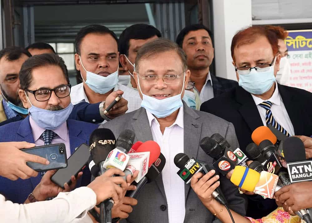 তথ্যমন্ত্রী সাংবাদিকদের প্রশ্নের উত্তর দিচ্ছেন, বেশ কিছু সাংবাদিক উপস্থিত. Channel i News - চ্যানেল আই নিউজ