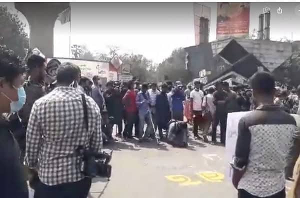 কারাবন্দী লেখক মুশতাকের মৃত্যুর প্রতিবাদে বিক্ষোভের দৃশ্য. Channel i News - চ্যানেল আই নিউজ