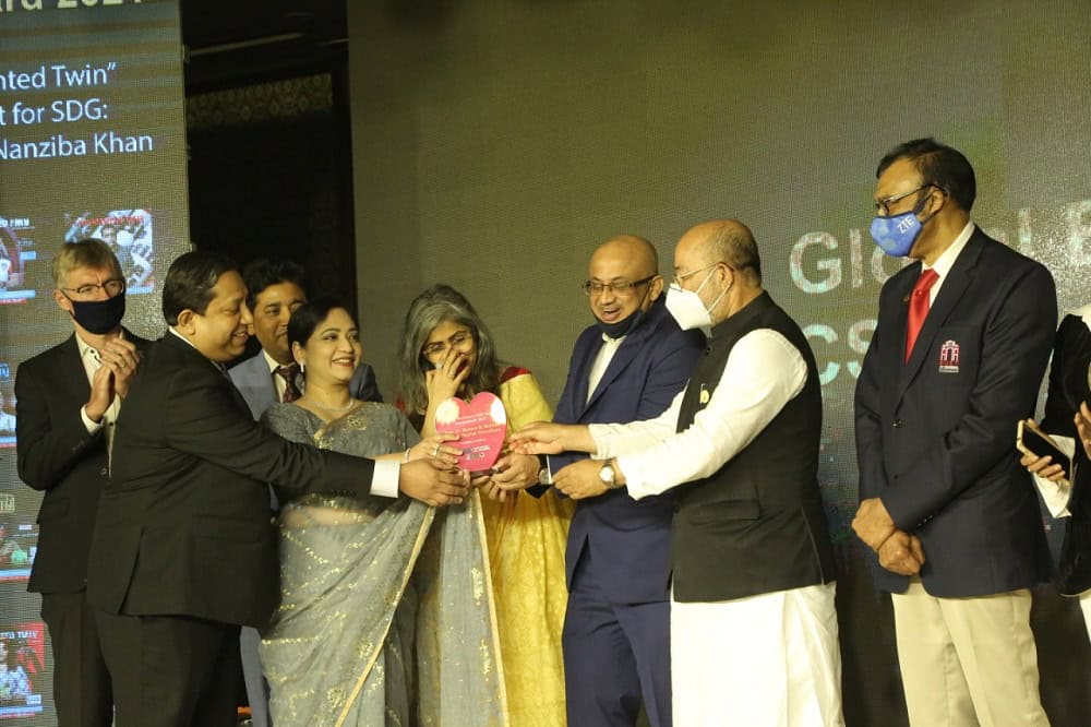 বিশেষ অতিথিরা গ্লোবাল বিজনেস অ্যান্ড সিএসআর অ্যাওয়ার্ডের অনুষ্ঠানে পুরস্কার প্রদান করছেন।. Channel i News - চ্যানেল আই নিউজ