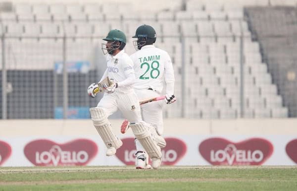 বাংলাদেশ ক্রিকেটাররা মাঠে ব্যাটিং করছে, দর্শকশূন্য স্টেডিয়ামে।. Channel i News - চ্যানেল আই নিউজ