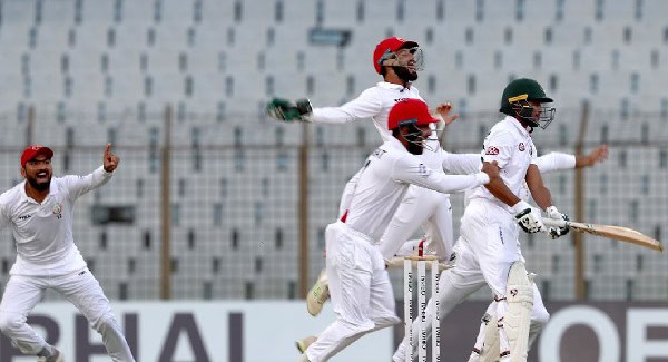 বাংলাদেশ ক্রিকেট দলের খেলোয়াড়রা মাঠে ব্যাটিং ও ফিল্ডিং করছে. Channel i News - চ্যানেল আই নিউজ
