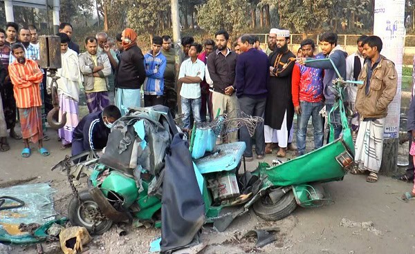 বগুড়ায় বাস-সিএনজি মুখোমুখি সংঘর্ষের পর ধ্বংসাবশেষ. Channel i News - চ্যানেল আই নিউজ