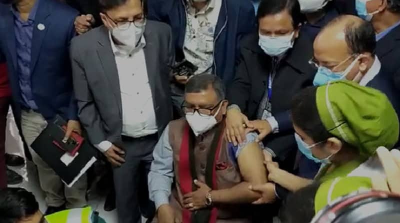 স্বাস্থ্যমন্ত্রী করোনার ভ্যাকসিন গ্রহণ করছেন, অনেকে দেখছেন।. Channel i News - চ্যানেল আই নিউজ