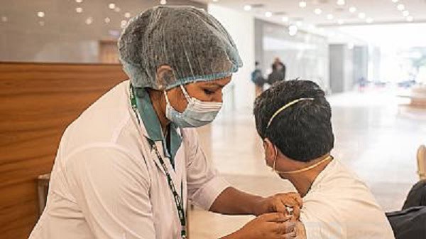 একজন নার্স কোভিড-১৯ টিকা দিচ্ছেন, স্বাস্থ্যসেবা কর্মী. Channel i News - চ্যানেল আই নিউজ