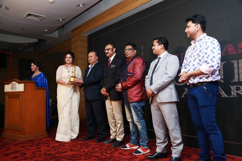 রুবাবা দৌলা সাউথ এশিয়ান আইকনিক স্টার অ্যাওয়ার্ড গ্রহণ করছেন. Channel i News - চ্যানেল আই নিউজ