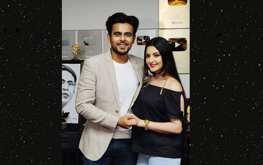 একজন পুরুষ ও একজন নারী হাসিমুখে একসঙ্গে ছবি তুলেছেন. Channel i News - চ্যানেল আই নিউজ
