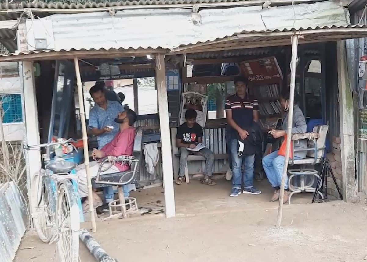 সেলুনের ভেতরে বইপত্রের বিরল পাঠাগার, গ্রামীণ পরিবেশে. Channel i News - চ্যানেল আই নিউজ