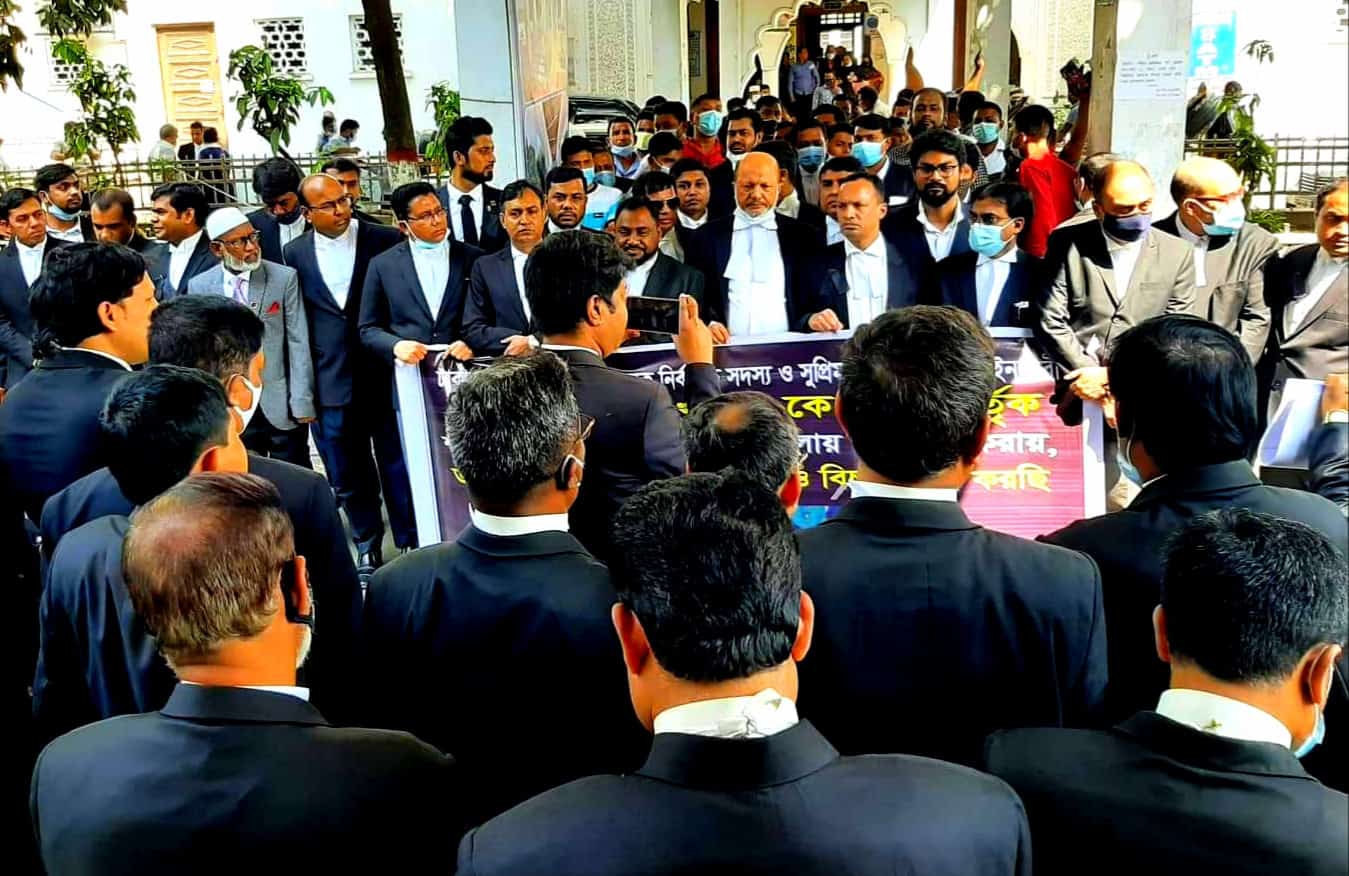 আইনজীবীরা মানববন্ধন করে দৃষ্টান্তমূলক শাস্তির দাবি জানাচ্ছেন. Channel i News - চ্যানেল আই নিউজ
