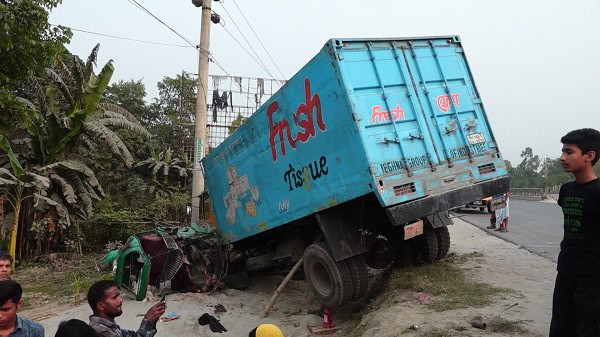 টাঙ্গাইলে সড়ক দুর্ঘটনায় নিহত ১, ট্রাক ও গাড়ির ক্ষতিগ্রস্ত ছবি. Channel i News - চ্যানেল আই নিউজ