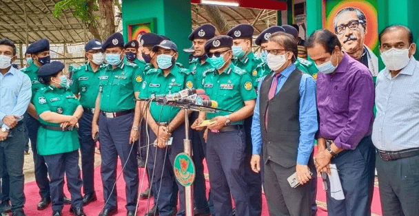 বইমেলায় নিরাপত্তা ও স্বাস্থ্যবিধি মানতে পুলিশ ও কর্মকর্তাদের উপস্থিতি. Channel i News - চ্যানেল আই নিউজ