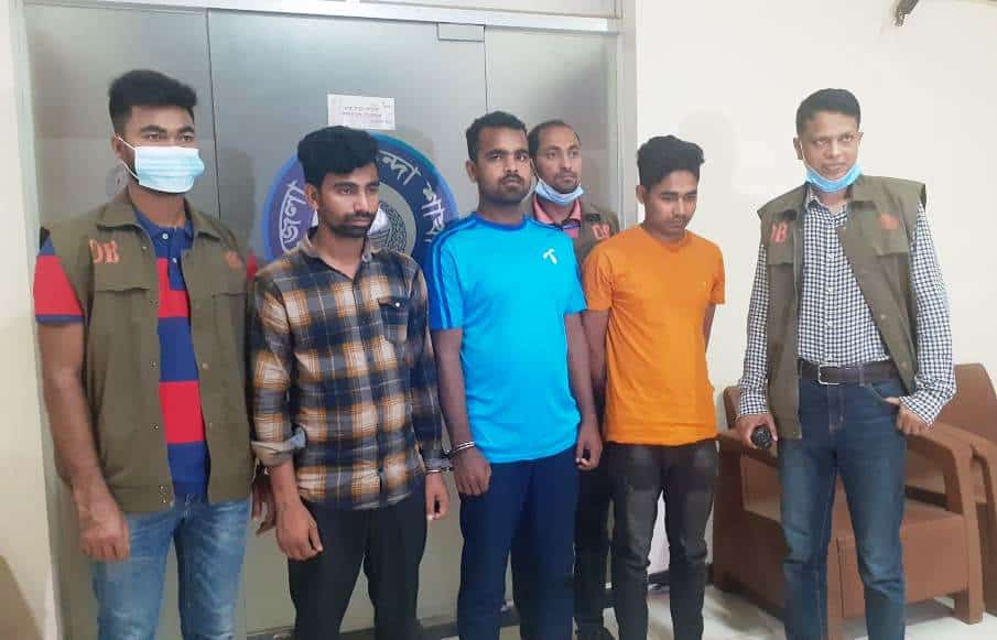 কক্সবাজারে আটক তিন কর্মচারীর ছবি, পুলিশ ও আইনশৃঙ্খলা রক্ষাকারী বাহিনী উপস্থিত. Channel i News - চ্যানেল আই নিউজ