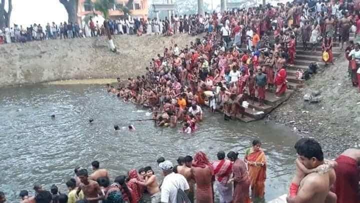 গোপালগঞ্জে মতুয়াদের স্নানোৎসবের দৃশ্য, হাজারো মানুষ নদীতে অংশগ্রহণ করছে।. Channel i News - চ্যানেল আই নিউজ