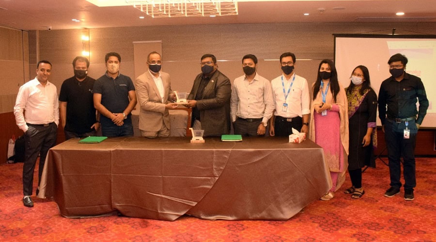 অনুষ্ঠানে অংশগ্রহণকারী ব্যক্তিরা একত্রে দাঁড়িয়ে আছেন।. Channel i News - চ্যানেল আই নিউজ
