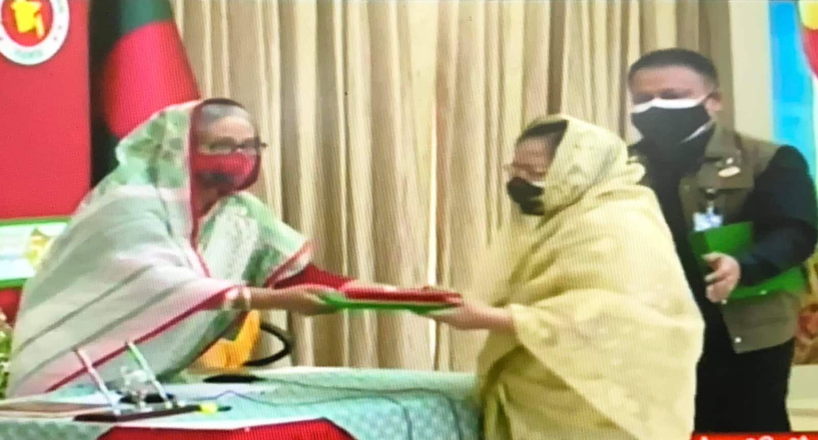 প্রধানমন্ত্রী স্বর্ণপদক প্রদান করছেন, অনুষ্ঠানে উপস্থিত ব্যক্তিরা. Channel i News - চ্যানেল আই নিউজ