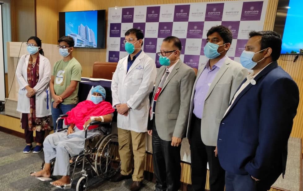 চট্টগ্রাম এভারকেয়ার হাসপাতালে চিকিৎসাধীন রোগী ও চিকিৎসকরা. Channel i News - চ্যানেল আই নিউজ