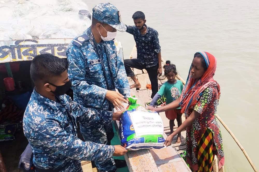 সেনা ও নৌবাহিনী সদস্যরা নদীতে মানবিক সহায়তা প্রদান করছে. Channel i News - চ্যানেল আই নিউজ