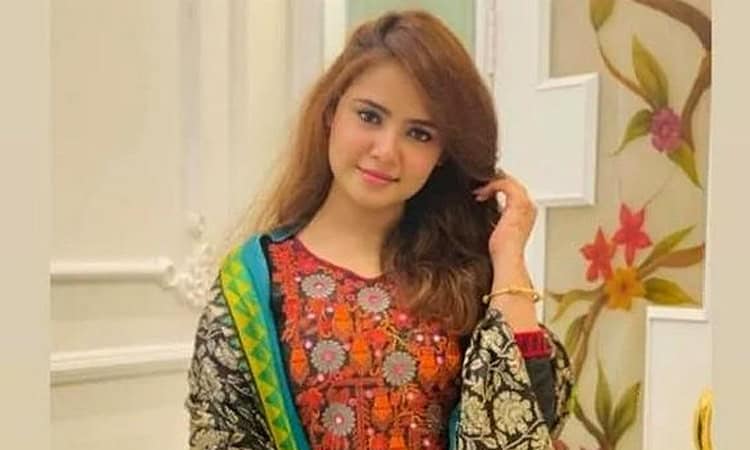 একজন তরুণী হাস্যোজ্জ্বল মুখে সুন্দর পোশাক পরা ছবি. Channel i News - চ্যানেল আই নিউজ