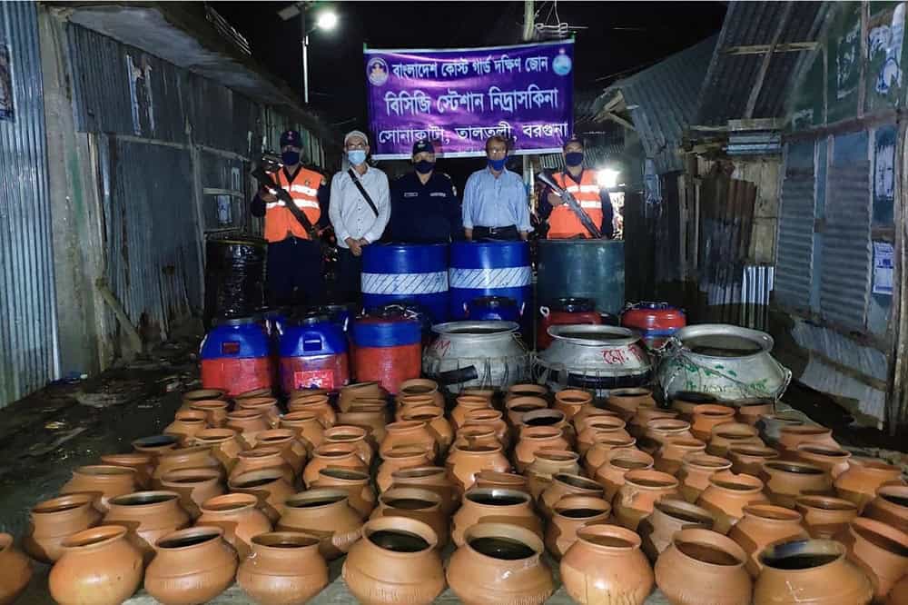গলদা ও বাগদা রেণু জব্দের জন্য প্রস্তুত করা পাত্র ও সরঞ্জাম. Channel i News - চ্যানেল আই নিউজ