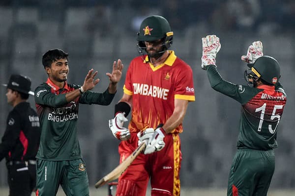 বাংলাদেশ ও জিম্বাবুয়ে ক্রিকেটাররা ম্যাচের মধ্যে উল্লাস করছে. Channel i News - চ্যানেল আই নিউজ