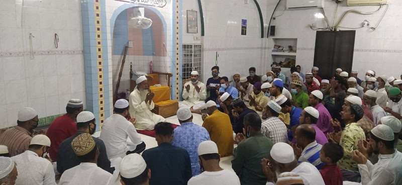 অসহায়-দুস্থদের জন্য দোয়া ও দান অনুষ্ঠানে অংশগ্রহণকারীরা. Channel i News - চ্যানেল আই নিউজ