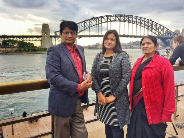 সিডনি হারবার ব্রিজের সামনে প্রবাসী কন্যা প্রণতির সাথে সুবোধ দাশ