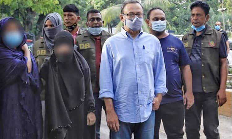 পুলিশ ও আইনশৃঙ্খলা রক্ষাকারী বাহিনী সঙ্গে নাসিরের পরিবারের সদস্যরা. Channel i News - চ্যানেল আই নিউজ