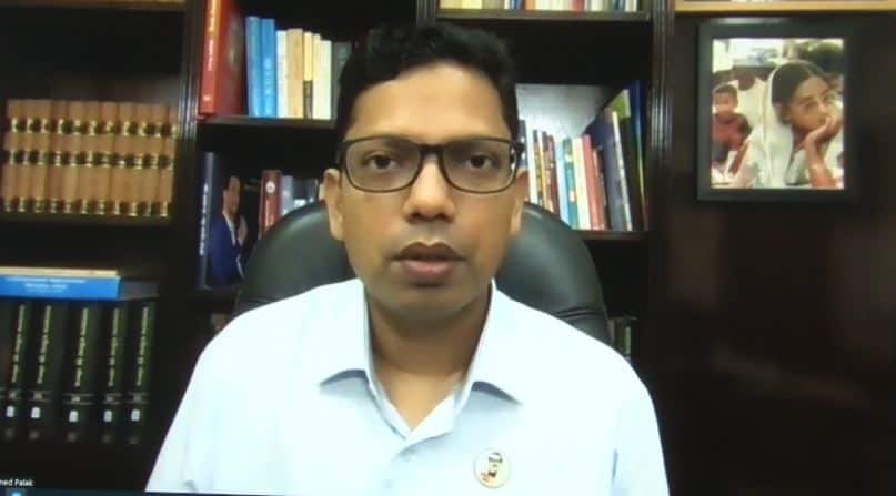 চ্যানেল আই অনলাইন সংবাদ প্রতিবেদকের ছবি, বইয়ের শেলফের পেছনে. Channel i News - চ্যানেল আই নিউজ