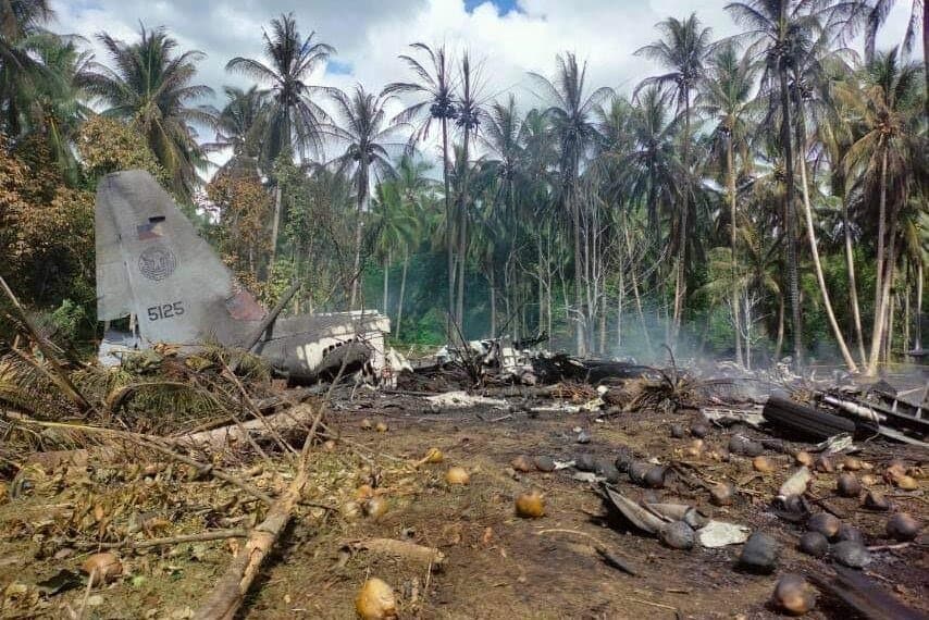 ফিলিপিন্সে সামরিক উড়োজাহাজ বিধ্বস্তের ছবি, ধ্বংসস্তূপ ও ধোঁয়া. Channel i News - চ্যানেল আই নিউজ