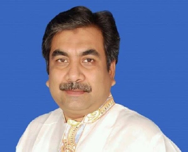 বাংলাদেশের একজন রাজনীতিবিদ, পটভূমিতে নীল রঙের ব্যাকগ্রাউন্ড।. Channel i News - চ্যানেল আই নিউজ