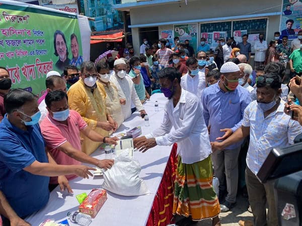 দুস্থদের মাঝে যুবলীগের খাদ্যসামগ্রী বিতরণ, রেশনিং আদলে. Channel i News - চ্যানেল আই নিউজ