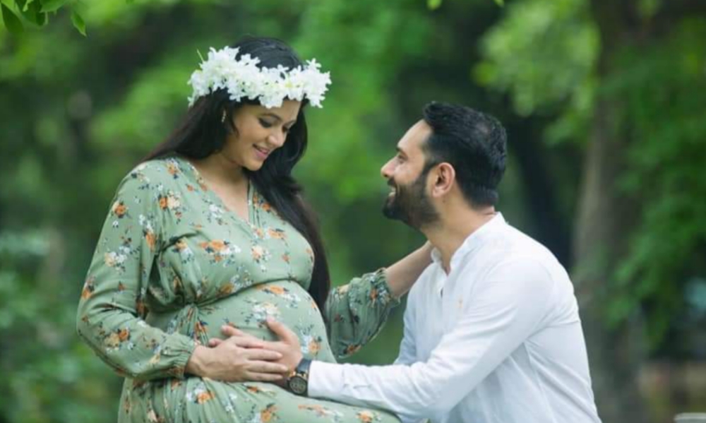 স্বামীর সঙ্গে নাবিলা...