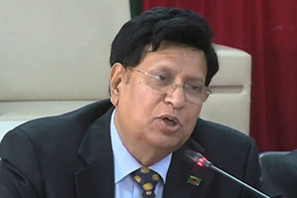বাংলাদেশের একজন সরকারী কর্মকর্তা বক্তৃতা দিচ্ছেন. Channel i News - চ্যানেল আই নিউজ