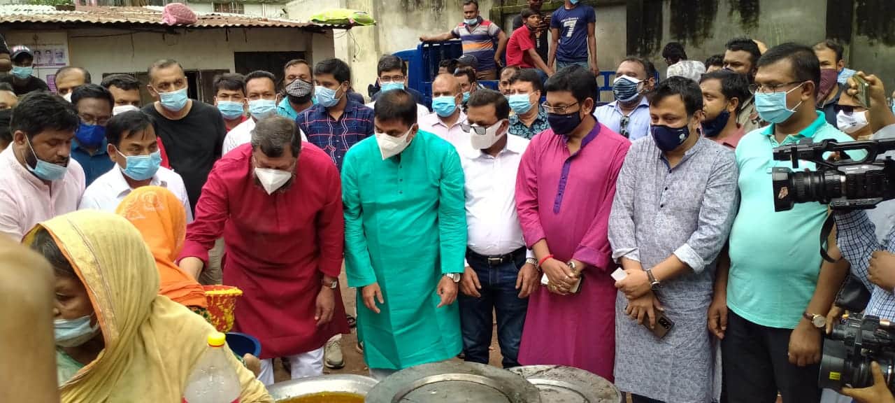 অসহায় ও দুঃস্থদের মাঝে যুবলীগের বিনামূল্যে খাদ্য বিতরণ. Channel i News - চ্যানেল আই নিউজ