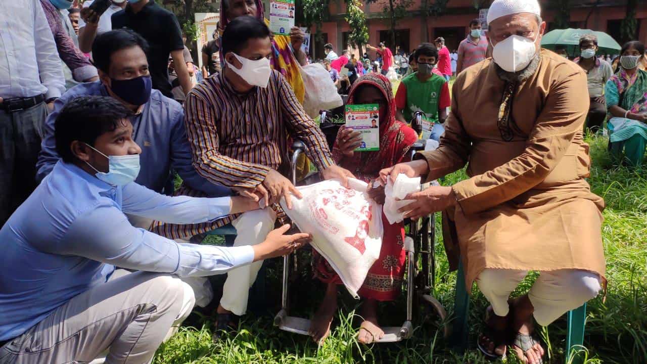 প্রধানমন্ত্রীর আহবানে রেশনিং পদ্ধতিতে অসহায় মানুষের জন্য ঈদ উপহার বিতরণ. Channel i News - চ্যানেল আই নিউজ