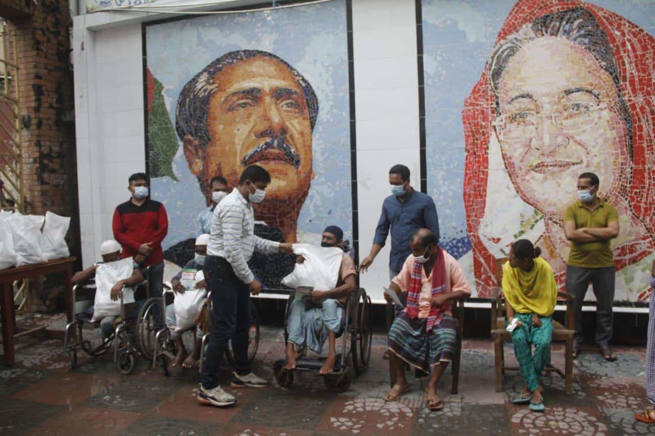 যুবলীগের খাদ্য বিতরণ অনুষ্ঠানে উপস্থিত মানুষজন, ছবি বিশদে. Channel i News - চ্যানেল আই নিউজ