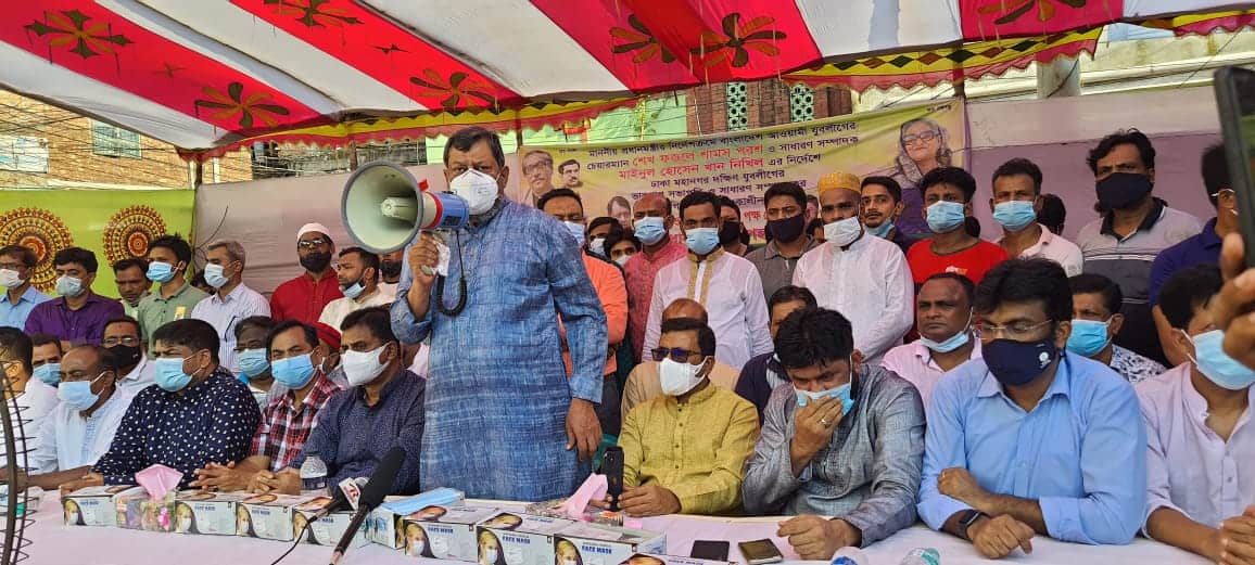 যাত্রাবাড়ীতে যুবলীগের ত্রাণ বিতরণ অনুষ্ঠানে উপস্থিত নেতাকর্মীরা. Channel i News - চ্যানেল আই নিউজ