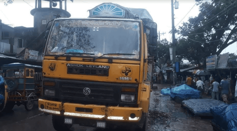 ট্রাকের চাপায় আহত মোটরসাইকেল চালক, ঘটনাস্থলে লোকজন ভিড়. Channel i News - চ্যানেল আই নিউজ