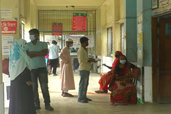 কুষ্টিয়া জেনারেল হাসপাতালে রোগীদের জন্য অপেক্ষারত মানুষজন. Channel i News - চ্যানেল আই নিউজ