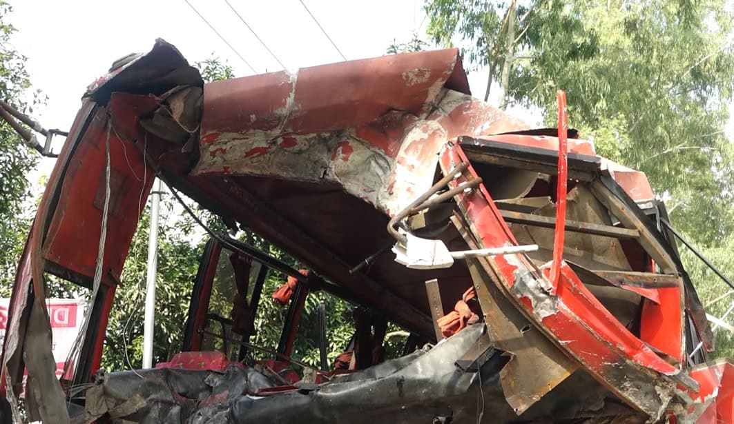 দুর্ঘটনাগ্রস্ত বাসের ক্ষতিগ্রস্ত অংশ, সড়ক দুর্ঘটনা. Channel i News - চ্যানেল আই নিউজ