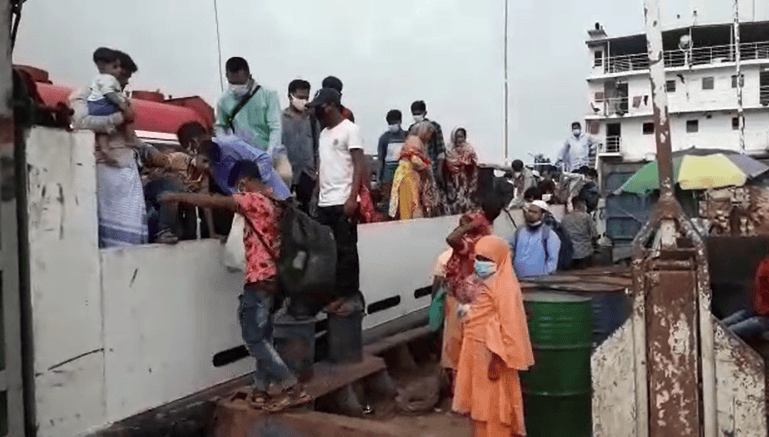 বাংলাবাজারে ফেরিতে যাত্রী ও যানবাহনের ভিড়, কঠোর বিধিনিষেধের মধ্যেও চলমান. Channel i News - চ্যানেল আই নিউজ