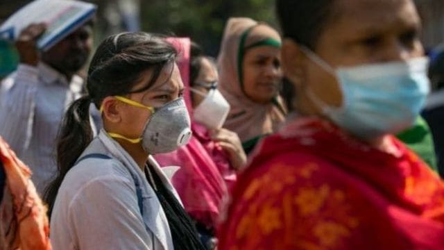 বাংলাদেশের মানুষ masks পরিধান করে স্বাস্থ্য সচেতনতা দেখাচ্ছে।. Channel i News - চ্যানেল আই নিউজ