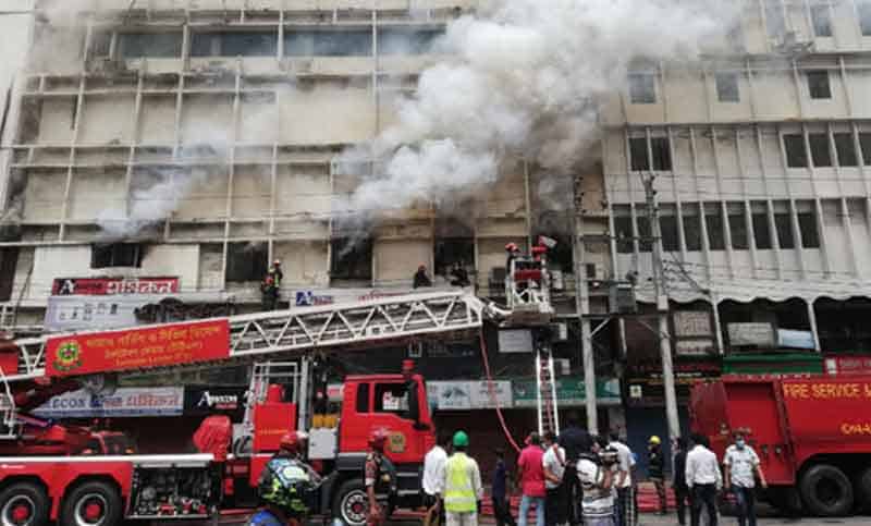 বনানীতে বহুতল ভবনে অগ্নিনির্বাপণ কার্যক্রম চলছে. Channel i News - চ্যানেল আই নিউজ