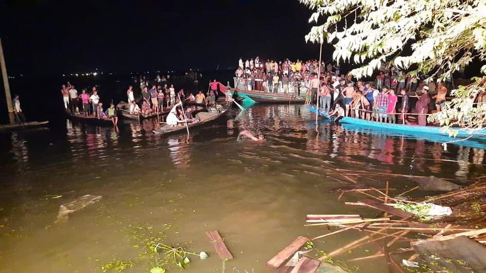 নৌকাডুবির সময় উদ্ধার কাজ চালাচ্ছে উদ্ধারকারীরা. Channel i News - চ্যানেল আই নিউজ