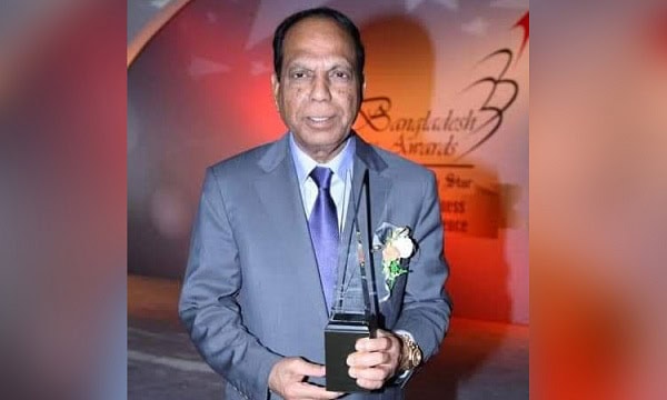 বাংলাদেশের একজন পুরুষ ব্যক্তি পুরস্কার গ্রহণ করছেন. Channel i News - চ্যানেল আই নিউজ